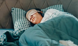 Th&#243;i quen khi ngủ gi&#250;p trẻ h&#243;a l&#224;n da v&#224; chống mệt mỏi