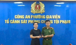 Nhờ công an tìm giúp, người phụ nữ Hải Phòng nhận lại 50 triệu đồng đánh rơi trên đường