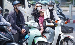 Người H&#224; Nội &#39;quay cuồng&#39; với c&#225;i nắng như thi&#234;u như đốt