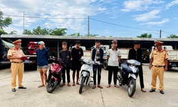 Nh&#243;m học sinh mang hung kh&#237; &#39;diễu phố&#39; g&#226;y va chạm giao th&#244;ng rồi bỏ chạy