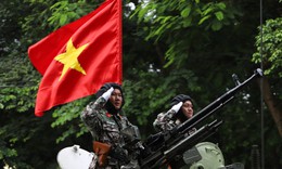 Biển người hò reo, pháo tay rền vang khi khí tài công an, quân đội diễu phố