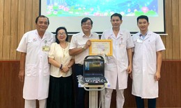 Thầy thuốc mua m&#225;y si&#234;u &#226;m tặng bệnh viện