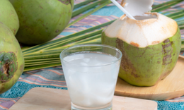 6 nhóm người nên tránh hoặc hạn chế uống nước dừa