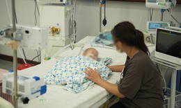 B&#233; trai 15 th&#225;ng tuổi nguy kịch v&#236; uống phải tinh dầu đuổi muỗi