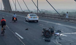 Xe m&#225;y biến dạng sau va chạm tr&#234;n cầu Nhật T&#226;n, nạn nh&#226;n tử vong tại chỗ