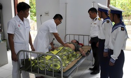 Quân y đảo Song Tử Tây cấp cứu ngư dân bị giảm áp nặng do lặn sâu 35 mét