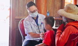 Khám bệnh, tặng quà cho trẻ em và người dân vùng lũ Mỹ Lý