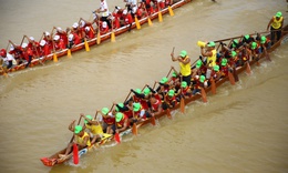 Lễ hội đua thuyền mừng Tết Độc lập tr&#234;n d&#242;ng s&#244;ng chảy ngược