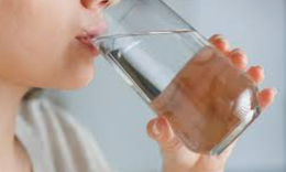 Uống nước nhiều c&#243; hại thận kh&#244;ng?