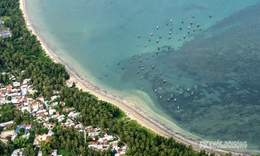 Dọc d&#224;i non s&#244;ng nh&#236;n từ &#39;đ&#244;i c&#225;nh bầu trời&#39;