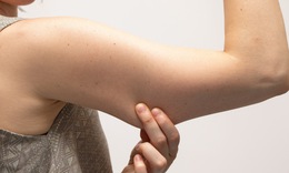 6 động t&#225;c đứng gi&#250;p c&#225;nh tay săn chắc