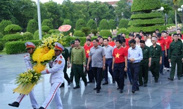 Thứ trưởng Đỗ Xuân Tuyên cùng đoàn Hội Cựu chiến binh Bộ Y tế tri ân các Anh hùng, Liệt sĩ tại Điện Biên