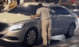 Video người đàn ông nghi say rượu chặn xe biển ngoại giao rồi hành hung người lái