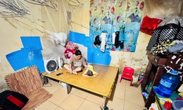 Người mẹ đơn th&#226;n 7 năm nu&#244;i con bại n&#227;o nơi phố thị