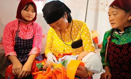 Cô đỡ thôn, bản - nhân tố quan trọng trong chăm sóc sức khỏe bà mẹ và trẻ em vùng cao