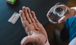 Vì sao uống thuốc giảm đau, hạ sốt khi bụng đói có thể gây hại dạ dày?