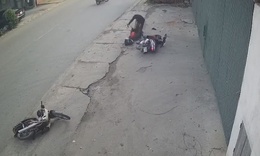 Ph&#225;t hiện bạn g&#225;i đi c&#249;ng người kh&#225;c, g&#227; đ&#224;n &#244;ng cầm dao truy s&#225;t t&#236;nh địch