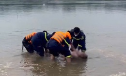 Tìm thấy thi thể thanh niên nghi nhảy cầu Hữu Nghị, phường Hòa Bình