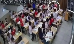 C&#244; gi&#225;o bị học sinh h&#224;nh hung ngay trong lớp học ở H&#224; Nội