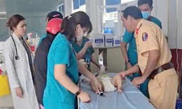 Đồng Nai: CSGT kịp thời đưa b&#233; trai 1 tuổi đi cấp cứu, tho&#225;t khỏi cơn nguy kịch