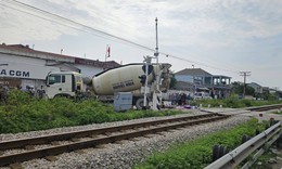 Xe bồn va chạm xe máy khiến 2 người tử vong