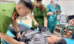 C&#244;ng an đưa thanh ni&#234;n nằm bất tỉnh giữa đường đi cấp cứu trong đ&#234;m