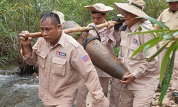 Người phụ nữ đi bắt cá phát hiện quả bom 'khủng' bên suối
