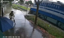 Video vụ tai nạn đường sắt khiến một phụ nữ bị thương nặng ở Bắc Ninh