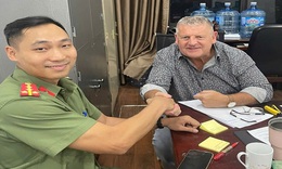 H&#224; Nội: Du kh&#225;ch Anh ngỡ ng&#224;ng khi được c&#244;ng an phường Bồ Đề gi&#250;p đỡ theo c&#225;ch kh&#244;ng ai ngờ