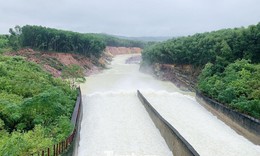 Nhiều hồ chứa ở H&#224; Tĩnh xả tr&#224;n ứng ph&#243; mưa lớn