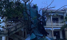 H&#224;ng chục nh&#224; d&#226;n tốc m&#225;i, Huế y&#234;u cầu người d&#226;n hạn chế ra đường