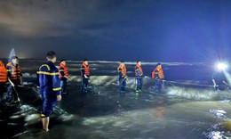H&#224;ng trăm người xuy&#234;n đ&#234;m t&#236;m kiếm học sinh mất t&#237;ch tr&#234;n biển