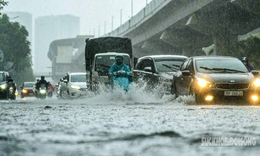 Mưa lớn, nhiều tuyến đường nội đ&#244; &#249;n tắc v&#224;o giờ cao điểm buổi s&#225;ng