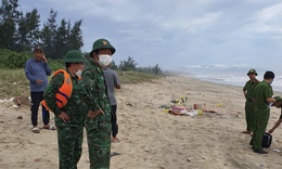 Ph&#225;t hiện 2 thi thể tr&#244;i dạt v&#224;o bờ biển, nghi nạn nh&#226;n vụ 2 t&#224;u c&#225; gặp nạn trong b&#227;o