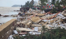 Bờ biển Sầm Sơn tan hoang sau bão