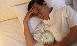 Vì sao thức khuya khiến người già dễ đổ bệnh?