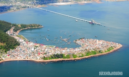 Một dải non s&#244;ng nh&#236;n từ m&#225;y bay trực thăng