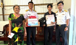 C&#225;n bộ, chiến sĩ hải qu&#226;n hỗ trợ 5 học sinh c&#243; ho&#224;n cảnh đặc biệt tại C&#224; Mau