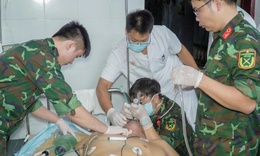 Cấp cứu th&#224;nh c&#244;ng ngư d&#226;n nguy kịch sau 3 lần lặn s&#226;u 40 m&#233;t tại Trường Sa