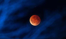Chiêm ngưỡng Mặt Trăng đỏ thẫm trong nguyệt thực toàn phần đêm qua