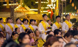 Biển người nghẹn ngào trong nghi thức 'Bông hồng cài áo' ngày lễ Vu Lan báo hiếu