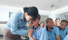 ‘Má’ Thúy của những bệnh nhi tâm thần