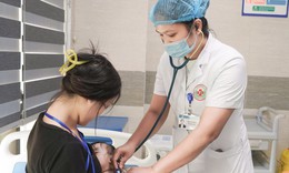 Đắp tỏi chữa rết cắn, &#39;b&#224;i thuốc d&#226;n gian&#39; su&#253;t hại bệnh nh&#226;n 8 th&#225;ng tuổi