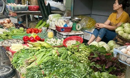 Rau muống 25.000 đồng/b&#243;, b&#224; nội trợ ngậm ng&#249;i thắt chặt chi ti&#234;u