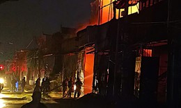 Cháy xưởng tranh ven sông ở Hà Nội, người bên trong kịp thời thoát nạn