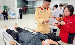 CSGT Hà Nội dùng xe chuyên dụng đưa người phụ nữ gãy chân đi cấp cứu đêm giao thừa