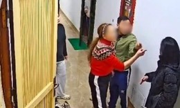 Triệu tập người phụ nữ hành hung hàng xóm tại hành lang chung cư