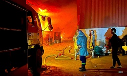 Cháy lớn tại xưởng sản xuất ở Đan Phượng, robot chữa cháy được huy động