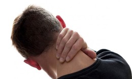 Đau cổ, vai, thắt lưng thường xuyên coi chừng bị bệnh rễ thần kinh
