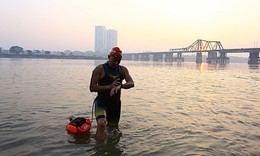 Người Hà Nội vẫn xuống sông Hồng bơi dù đang giữa mùa đông rét buốt